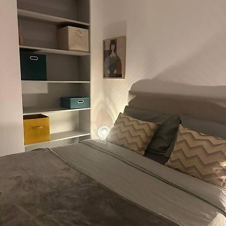 Stylish Renovated Apartment In Chiado Lisbon Luaran gambar