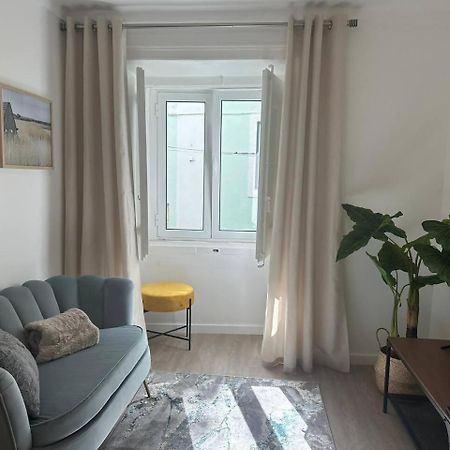 Stylish Renovated Apartment In Chiado Lisbon Luaran gambar