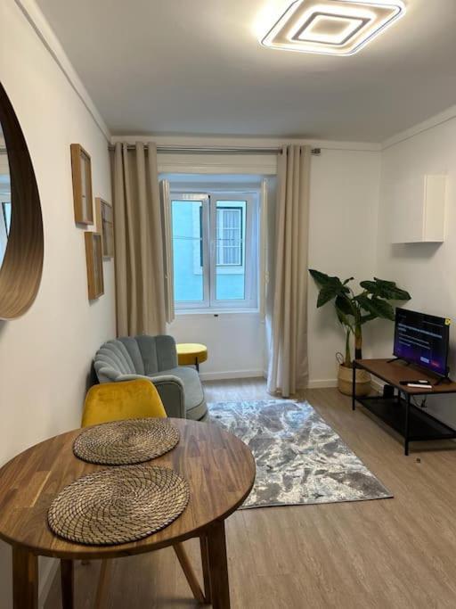 Stylish Renovated Apartment In Chiado Lisbon Luaran gambar