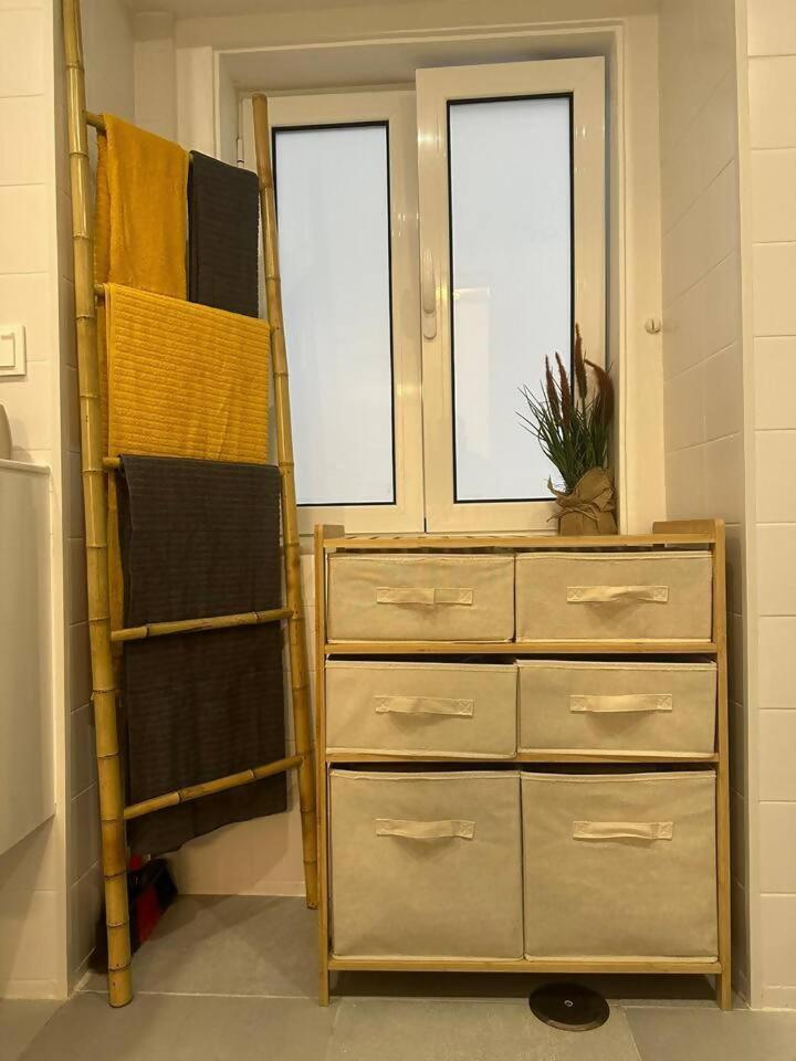 Stylish Renovated Apartment In Chiado Lisbon Luaran gambar