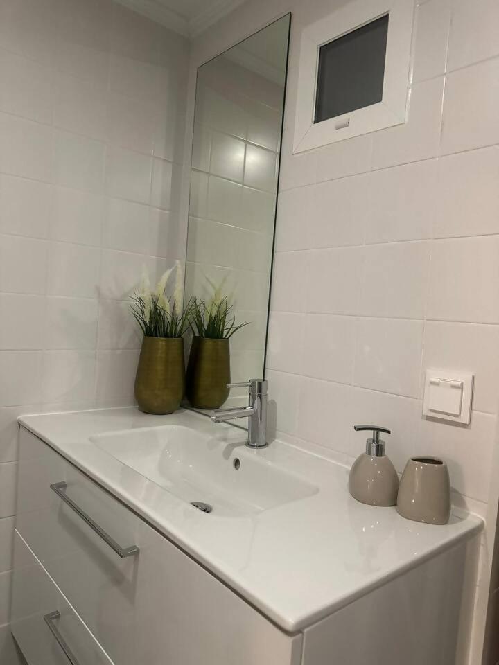 Stylish Renovated Apartment In Chiado Lisbon Luaran gambar