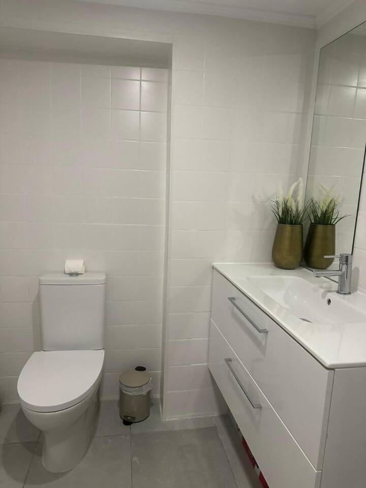 Stylish Renovated Apartment In Chiado Lisbon Luaran gambar