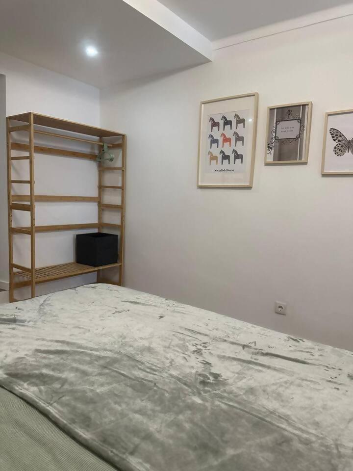 Stylish Renovated Apartment In Chiado Lisbon Luaran gambar