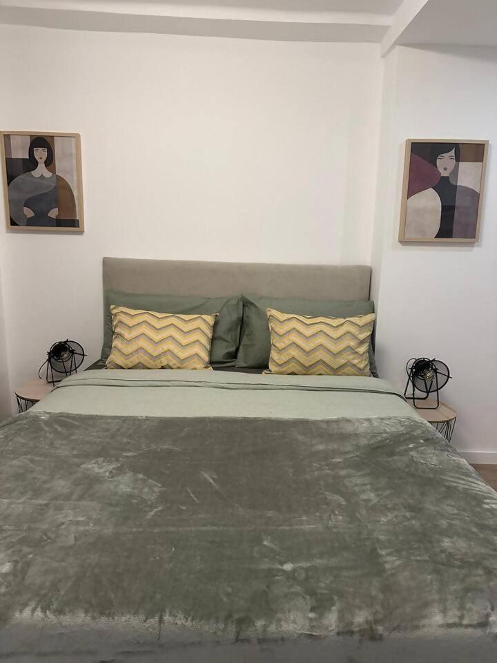 Stylish Renovated Apartment In Chiado Lisbon Luaran gambar