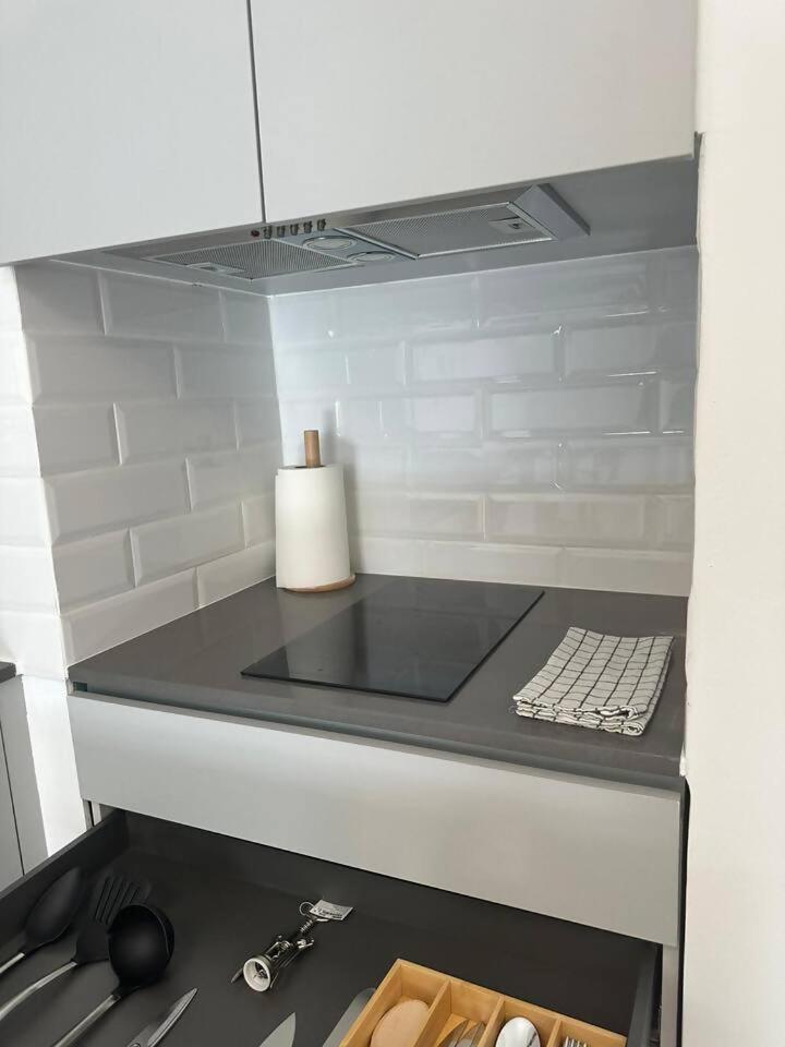 Stylish Renovated Apartment In Chiado Lisbon Luaran gambar