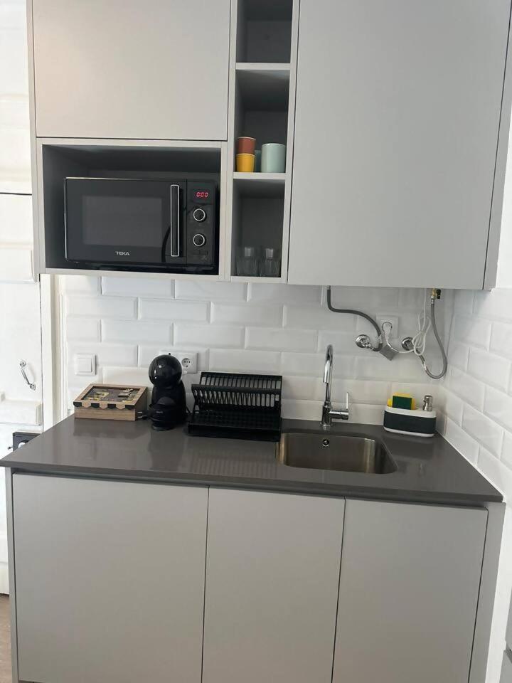 Stylish Renovated Apartment In Chiado Lisbon Luaran gambar