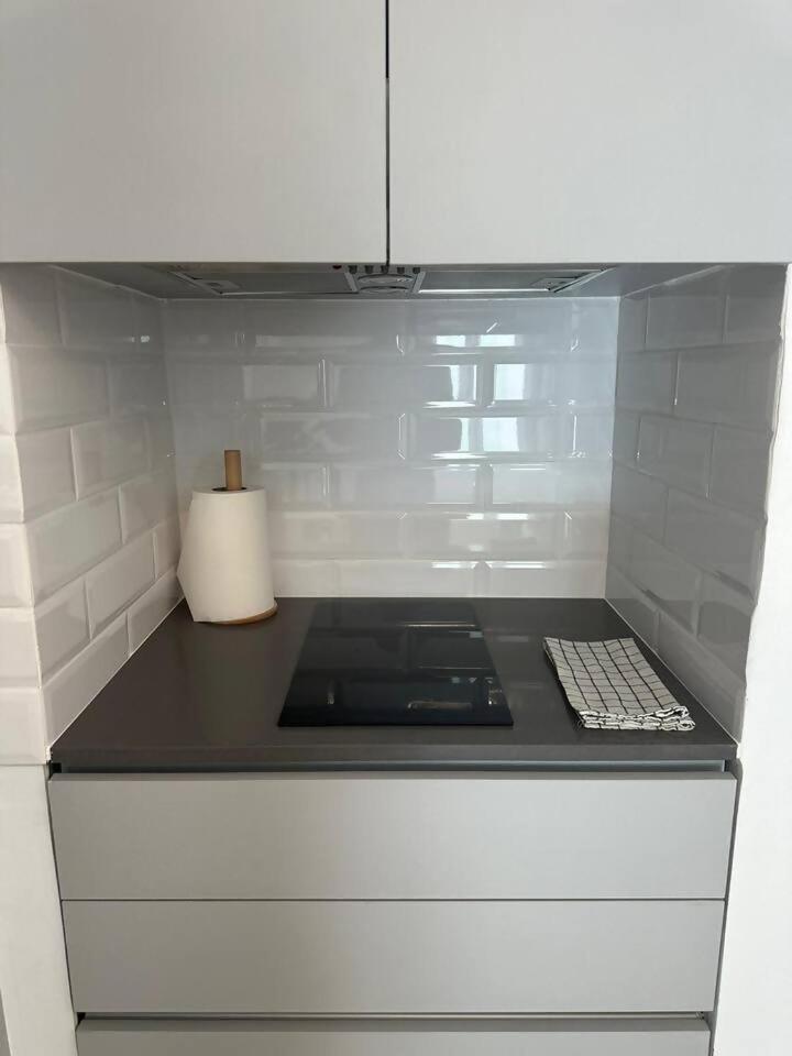 Stylish Renovated Apartment In Chiado Lisbon Luaran gambar
