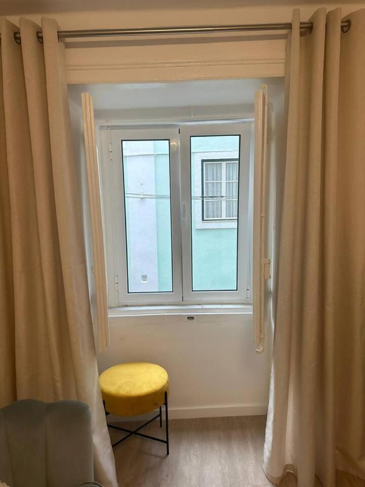 Stylish Renovated Apartment In Chiado Lisbon Luaran gambar