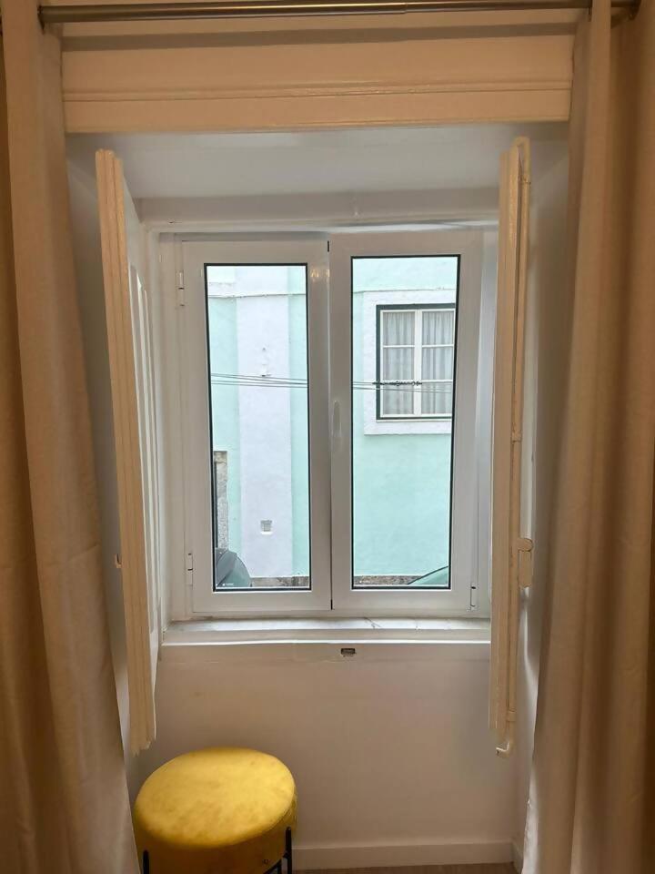 Stylish Renovated Apartment In Chiado Lisbon Luaran gambar